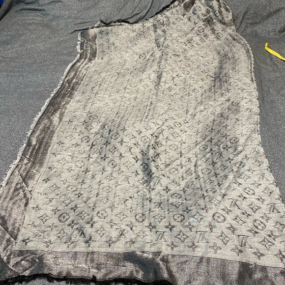 Louis Vuitton Nice shawl grey metallic color - Picture 1 of 2